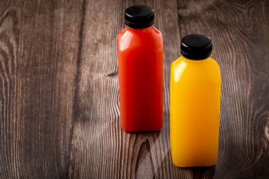 Plastik şişelerde sağlıklı meyve suyu..