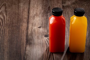 Plastik şişelerde sağlıklı meyve suyu..