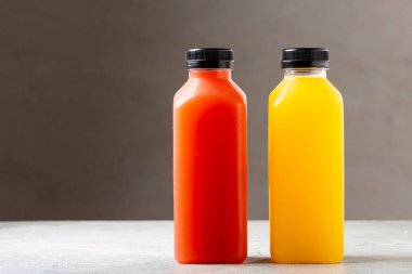 Plastik şişelerde sağlıklı meyve suyu..