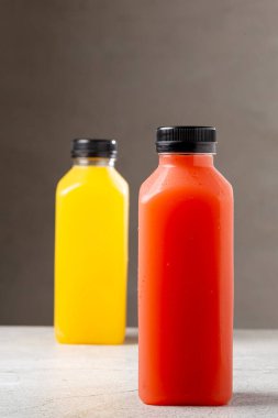 Plastik şişelerde sağlıklı meyve suyu..