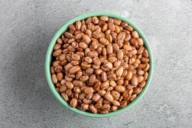 Masada çiğ karioka fasulyesi var..