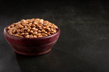 Masada çiğ karioka fasulyesi var..