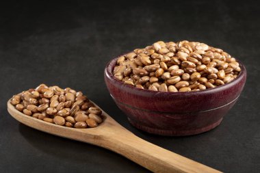 Masada çiğ karioka fasulyesi var..