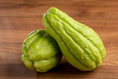 Masada taze meyveler var..