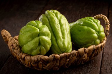 Masada taze meyveler var..