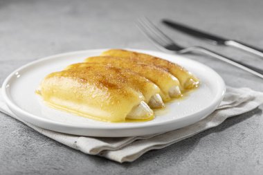 Brezilya 'nın kuzeydoğusunda geleneksel tatlı, Cartola ya da silindir şapkalı tatlı olarak bilinir..