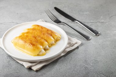 Brezilya 'nın kuzeydoğusunda geleneksel tatlı, Cartola ya da silindir şapkalı tatlı olarak bilinir..