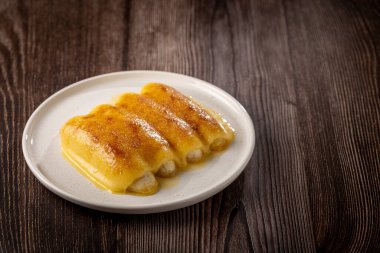 Brezilya 'nın kuzeydoğusunda geleneksel tatlı, Cartola ya da silindir şapkalı tatlı olarak bilinir..