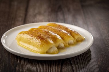 Brezilya 'nın kuzeydoğusunda geleneksel tatlı, Cartola ya da silindir şapkalı tatlı olarak bilinir..