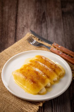 Brezilya 'nın kuzeydoğusunda geleneksel tatlı, Cartola ya da silindir şapkalı tatlı olarak bilinir..