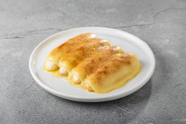 Brezilya 'nın kuzeydoğusunda geleneksel tatlı, Cartola ya da silindir şapkalı tatlı olarak bilinir..