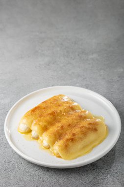 Brezilya 'nın kuzeydoğusunda geleneksel tatlı, Cartola ya da silindir şapkalı tatlı olarak bilinir..