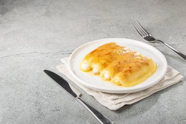 Brezilya 'nın kuzeydoğusunda geleneksel tatlı, Cartola ya da silindir şapkalı tatlı olarak bilinir..