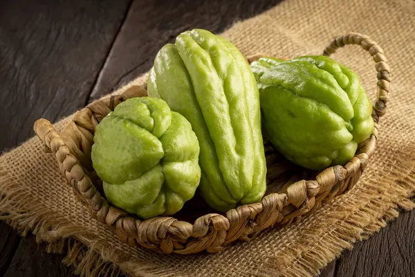 Masada taze meyveler var..