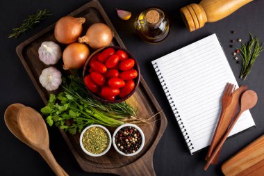 Masada malzemeler olan yemek kitabı. Yemek tarifi kitabı..