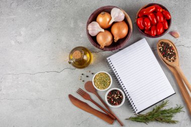 Masada malzemeler olan yemek kitabı. Yemek tarifi kitabı..