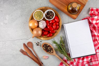 Masada malzemeler olan yemek kitabı. Yemek tarifi kitabı..