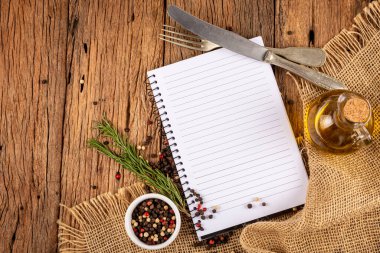 Masada malzemeler olan yemek kitabı. Yemek tarifi kitabı..