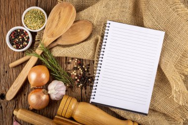 Masada malzemeler olan yemek kitabı. Yemek tarifi kitabı..