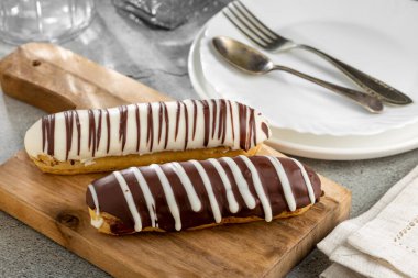 Eclair. Lezzetli çikolatalı ekler masada..