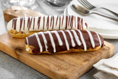 Eclair. Lezzetli çikolatalı ekler masada..