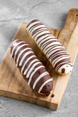 Eclair. Lezzetli çikolatalı ekler masada..