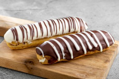 Eclair. Lezzetli çikolatalı ekler masada..