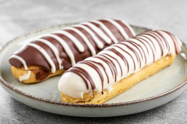Eclair. Lezzetli çikolatalı ekler masada..