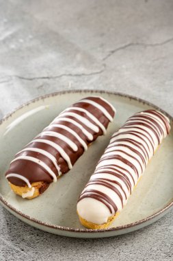 Eclair. Lezzetli çikolatalı ekler masada..