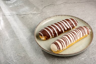Eclair. Lezzetli çikolatalı ekler masada..