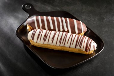 Eclair. Lezzetli çikolatalı ekler masada..