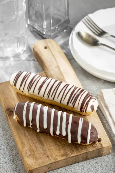Eclair Tasty Chocolate Eclair Table — Stock Photo, Image