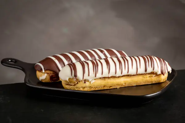 Eclair Lezzetli Çikolatalı Ekler Masada — Stok fotoğraf