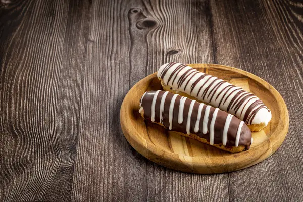 Det Eclair Smaklig Chokladeclair Bordet — Stockfoto