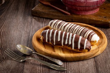 Eclair. Lezzetli çikolatalı ekler masada..