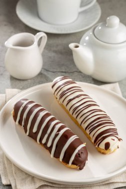 Eclair. Lezzetli çikolatalı ekler masada..
