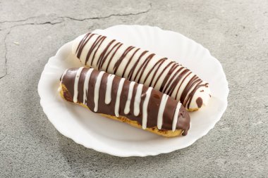 Eclair. Lezzetli çikolatalı ekler masada..