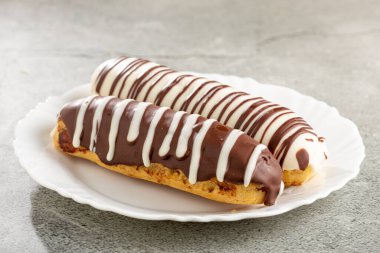 Eclair. Lezzetli çikolatalı ekler masada..