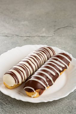 Eclair. Lezzetli çikolatalı ekler masada..