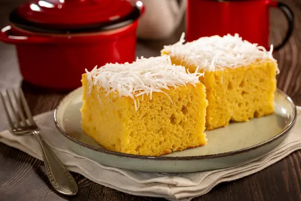 Gesneden Kokosnoot Cake Tafel — Stockfoto