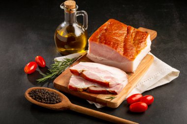 pişmemiş domuz pastırması masanın üzerine dilimlenmiş