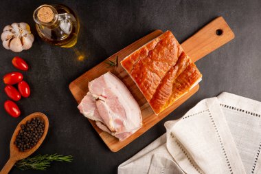 pişmemiş domuz pastırması masanın üzerine dilimlenmiş