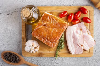 pişmemiş domuz pastırması masanın üzerine dilimlenmiş