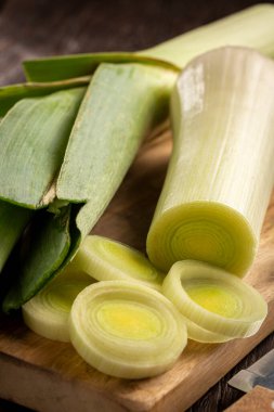 Tahta masada dilimlenmiş pırasa