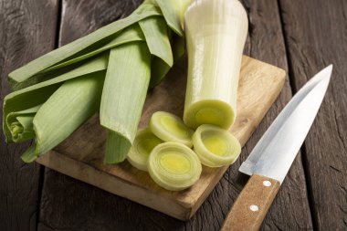 Tahta masada dilimlenmiş pırasa