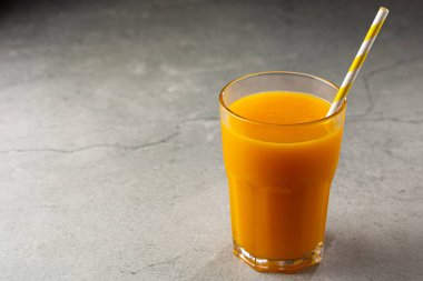 Masadaki cam bardakta mango suyu. Mango smoothie.