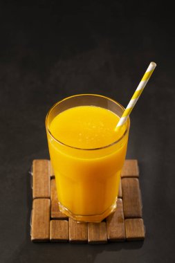 Masadaki cam bardakta mango suyu. Mango smoothie.