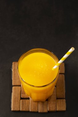 Masadaki cam bardakta mango suyu. Mango smoothie.