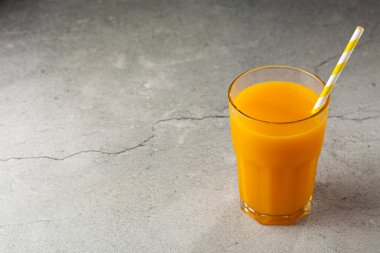 Masadaki cam bardakta mango suyu. Mango smoothie.