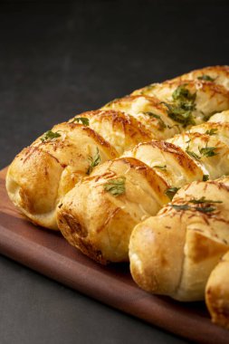 Parmesan peynirli ev yapımı ekmek..